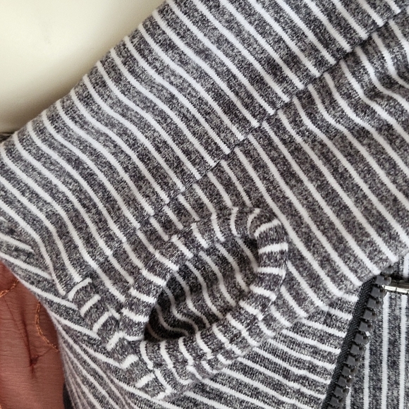 Lululemon Hooded Jacket Size 4 - Picture 4 of 9